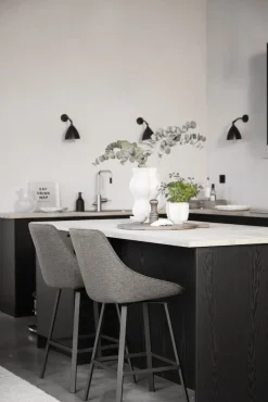 Rowico Alison baarijakkara tumma beige, mustat metallijalat