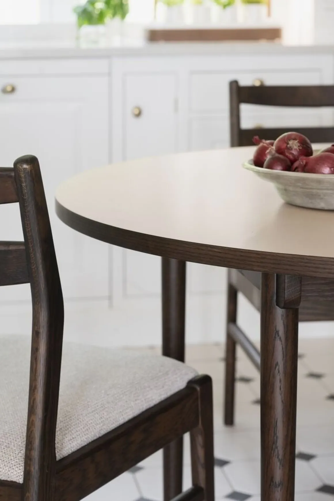 Rowico Fairmount ruokapöytä pyöreä 120cm, beige/ruskea tammi